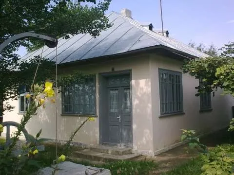 Casa cu trei camere si gradina - Imaginea 1