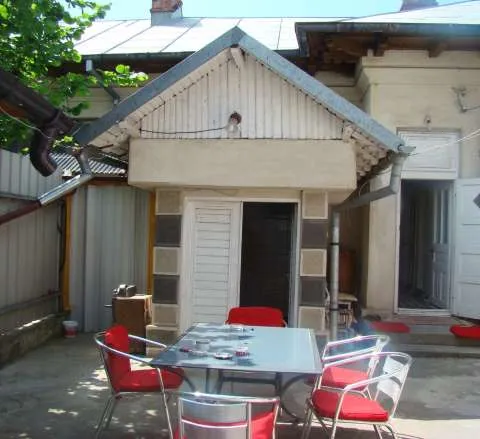 Vand - casa,curte,fast-food utilat,terasa - langa Centrul Istoric, Targoviste - Imaginea 1