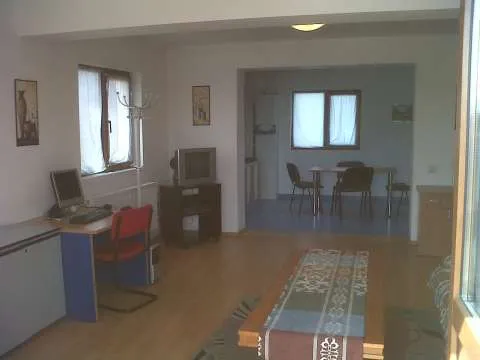 inchiriez apartament 3 cam in vila - Imaginea 1