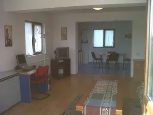 inchiriez apartament 3 cam in vila