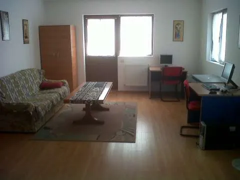 inchiriez apartament 3 cam in vila - Imaginea 2