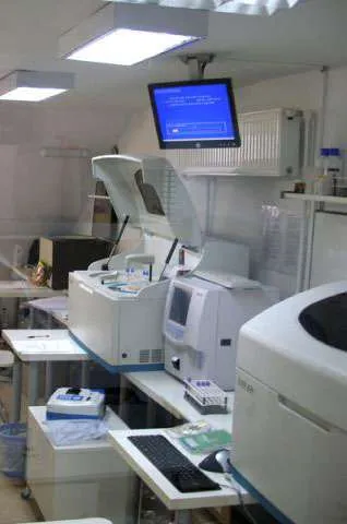 Firma vinde 2 analizoare automate biochimie Mindray BS 220 din 2009 - Imaginea 2