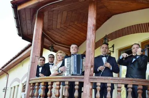 Revino La Traditie Cu Formatia Simona Tone - Muzica Pentru Evenimente 2015-2016 - Imaginea 1