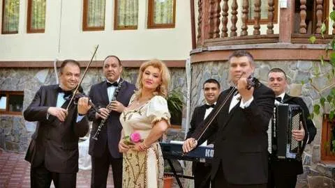 Revino La Traditie - Formatia Simona Tone - Muzica Pentru Nunta Ta 2015 - Imaginea 3