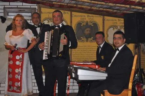 Revino La Traditie - Formatia Simona Tone - Muzica Pentru Nunta Ta 2015 - Imaginea 8