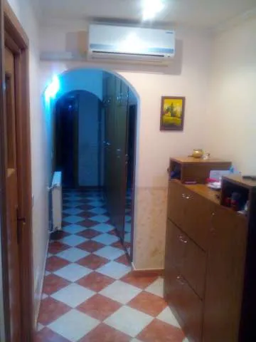Vand apartament 3 camere, decomandat, complet renovat - Imaginea 1