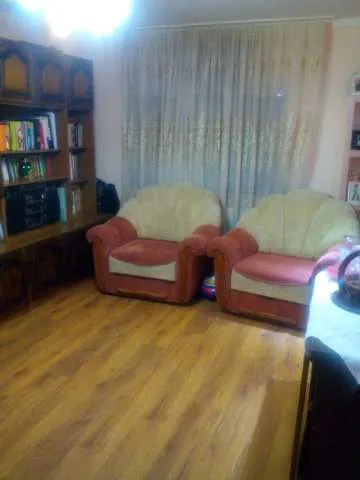 Vand apartament 3 camere, decomandat, complet renovat - Imaginea 2