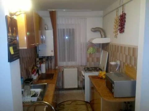 vand aprtament 2 camere si garaj moinesti - Imaginea 2