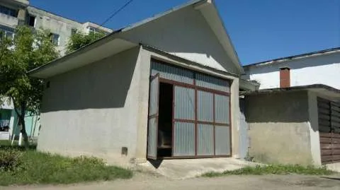 vand aprtament 2 camere si garaj moinesti - Imaginea 3