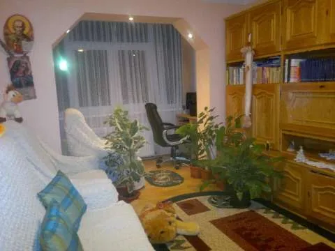 vand aprtament 2 camere si garaj moinesti - Imaginea 4