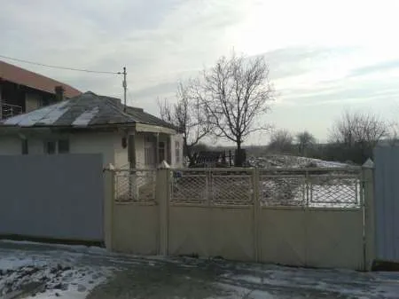 Vand casa cu suprafata mare,cu vad comercial, comuna Movileni, Tecuci - Imaginea 2