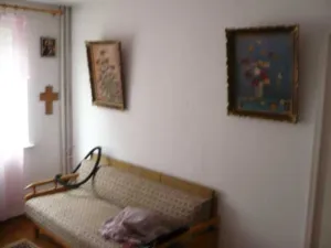 Ofer spre inchiriere apt 2 camere centru etaj 2