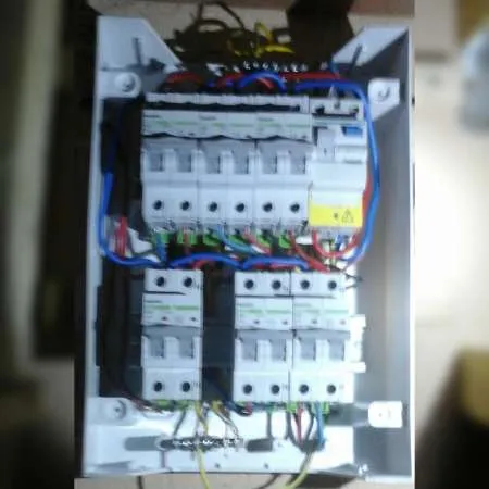 Instalator electrician - Imaginea 1