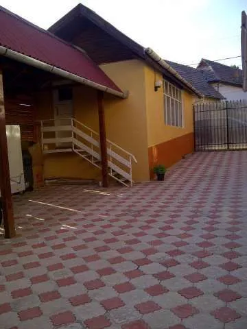 CASA DE VANZARE IN DARLOS - Imaginea 2