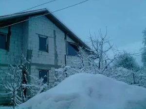 trei case la pret de una....