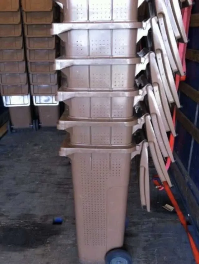 Vindem din stoc pubele , europubele 120 litri, 140 litri second hand - Imaginea 11