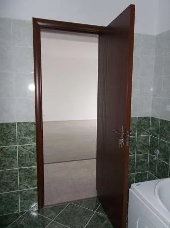 garsoniera cu 32 mp utili + terasa 6 mp, decomandata - Imaginea 1