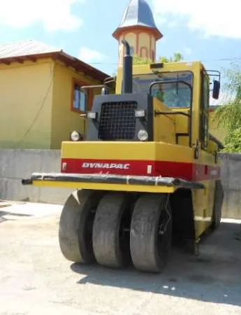 cilindrul  compactor polipneu, marca Dynapac, model CP221 - Imaginea 4