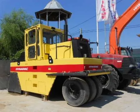 cilindrul  compactor polipneu, marca Dynapac, model CP221 - Imaginea 5