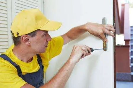 LOCK-O Reparatii usi, instalatii sanitare - Imaginea 3