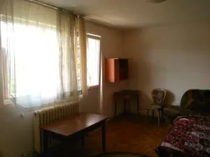 Camera MARE cu balcon -Terasa este LIBERA. in ap.3.cam. In celelalte 2 cam locuiesc separa