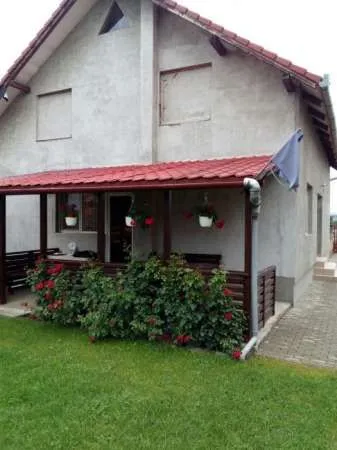 Casa de vanzare 200mp din care 100mp la cheie cu 1100mp. teren - Imaginea 1