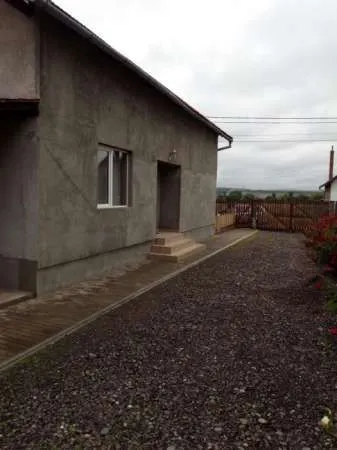 Casa de vanzare 200mp din care 100mp la cheie cu 1100mp. teren - Imaginea 3