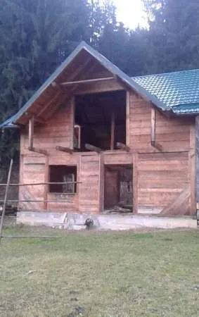 vand teren 500 mp+ casa in constructie 20km dist de Gura Humorului 13500 euro - Imaginea 2