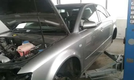 Dezmembrez  Audi A4 Quattro, an 2002 - Imaginea 1