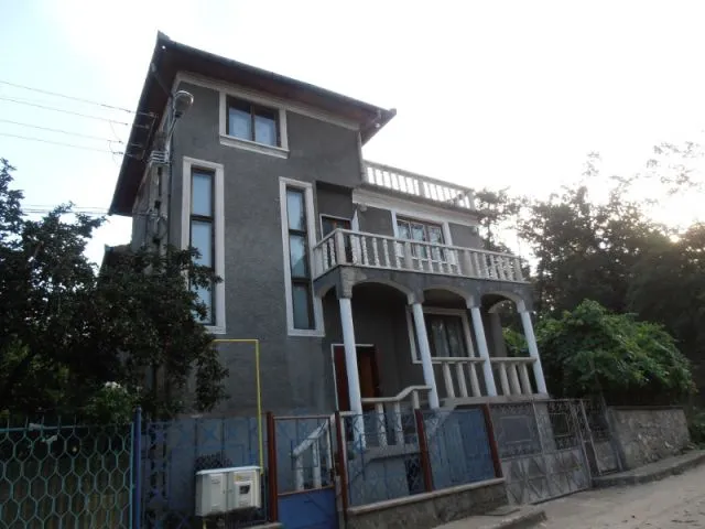 Se vinde 1/ 2 casa in Hunedoara zona Chizid - Imaginea 1