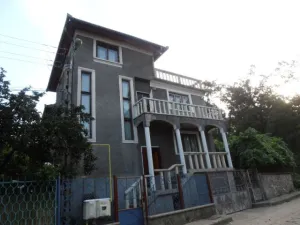 Se vinde 1/ 2 casa in Hunedoara zona Chizid