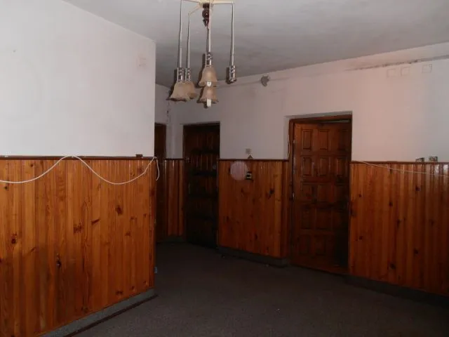 Se vinde 1/ 2 casa in Hunedoara zona Chizid - Imaginea 4
