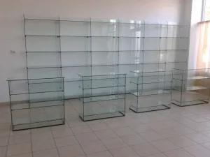Rafturi din sticla, tejghele, tonete, vitrine, mobilier magazin