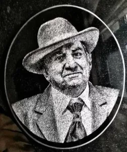 Portret comemorativ gravat pe granit, pentru monumente funerare, cruci