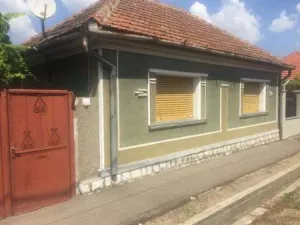 Casa Samnartin langa scoala, teren 700mp