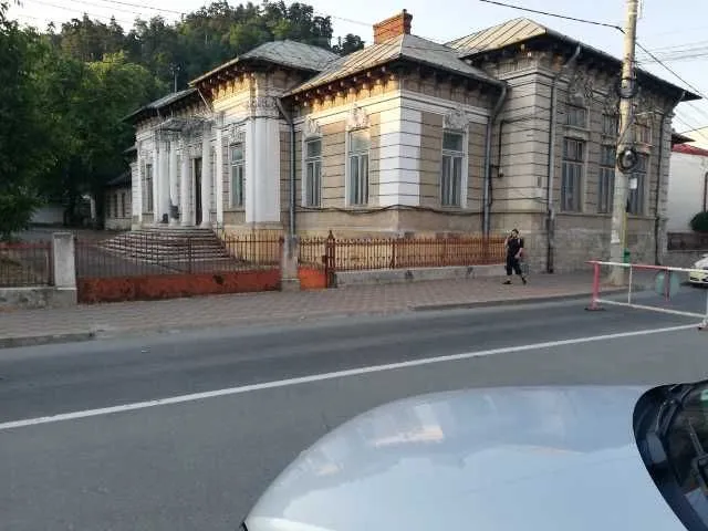 Constructie deosebita, zona ultracentrala. - Imaginea 1