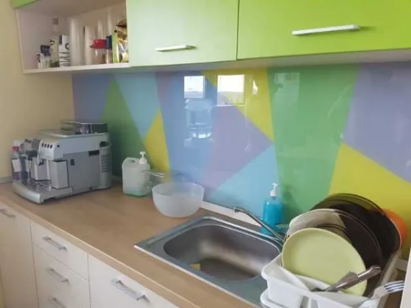 Sticla colorata sau printata in bucatarie - Imaginea 11