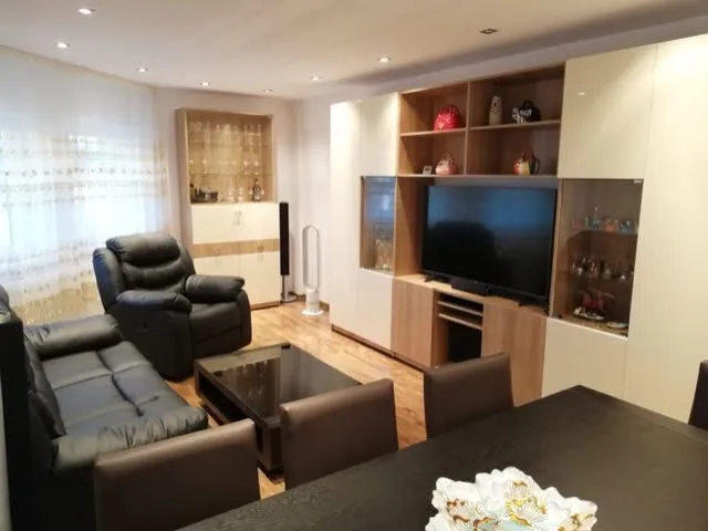 Apartament rezidential cu 3 camere, mobilat si utilat, str. Pietroasa. - Imaginea 1