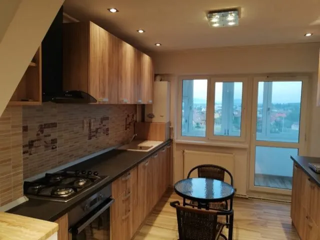 Apartament rezidential cu 3 camere, mobilat si utilat, str. Pietroasa. - Imaginea 4