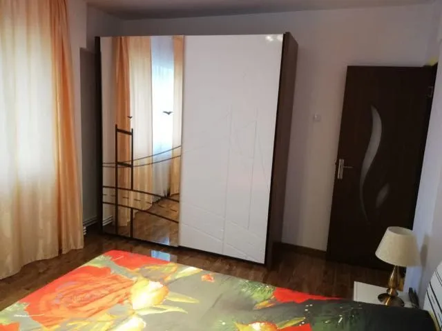 Apartament rezidential cu 3 camere, mobilat si utilat, str. Pietroasa. - Imaginea 5