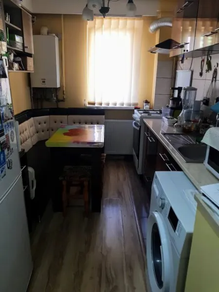 Proprietar, vand apartament 3 camere, Craiovita Noua, et. 1, zona linistita - Imaginea 4
