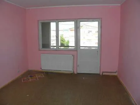 Onesti, de vanzare APARTAMENT 3 CAMERE decomandate in zona de jos - Imaginea 1