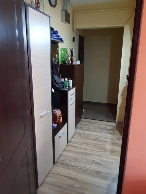 Proprietar, vand apartament 3 camere, Craiovita Noua, et. 1, zona linistita - Imaginea 7