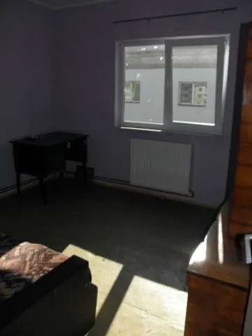 Onesti, de vanzare APARTAMENT 3 CAMERE decomandate in zona de jos - Imaginea 2