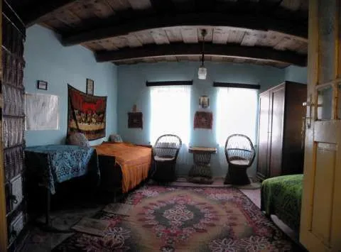 Vand casa, curte plus gradina - Imaginea 1