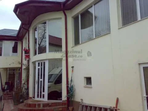 Vila 6 camere, Parter si Etaj, ideala 1-2 familii sau afaceri - Imaginea 1