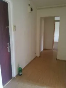 Apartament 2 camere confort 1 sporit, decomandat, intrare Racadau ( langa Carrefour ). Are centrala proprie, termopan si beci. L