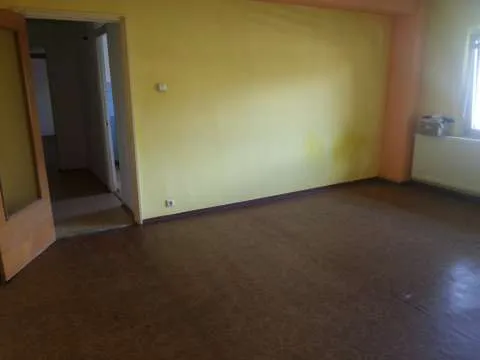 Apartament 2 camere confort 1 sporit, decomandat, intrare Racadau ( langa Carrefour ). Are centrala proprie, termopan si beci. L - Imaginea 2