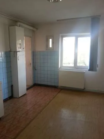 Apartament 2 camere confort 1 sporit, decomandat, intrare Racadau ( langa Carrefour ). Are centrala proprie, termopan si beci. L - Imaginea 3