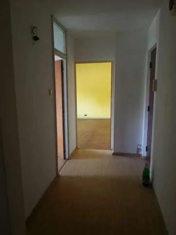 Apartament 2 camere confort 1 sporit, decomandat, intrare Racadau ( langa Carrefour ). Are centrala proprie, termopan si beci. L - Imaginea 4